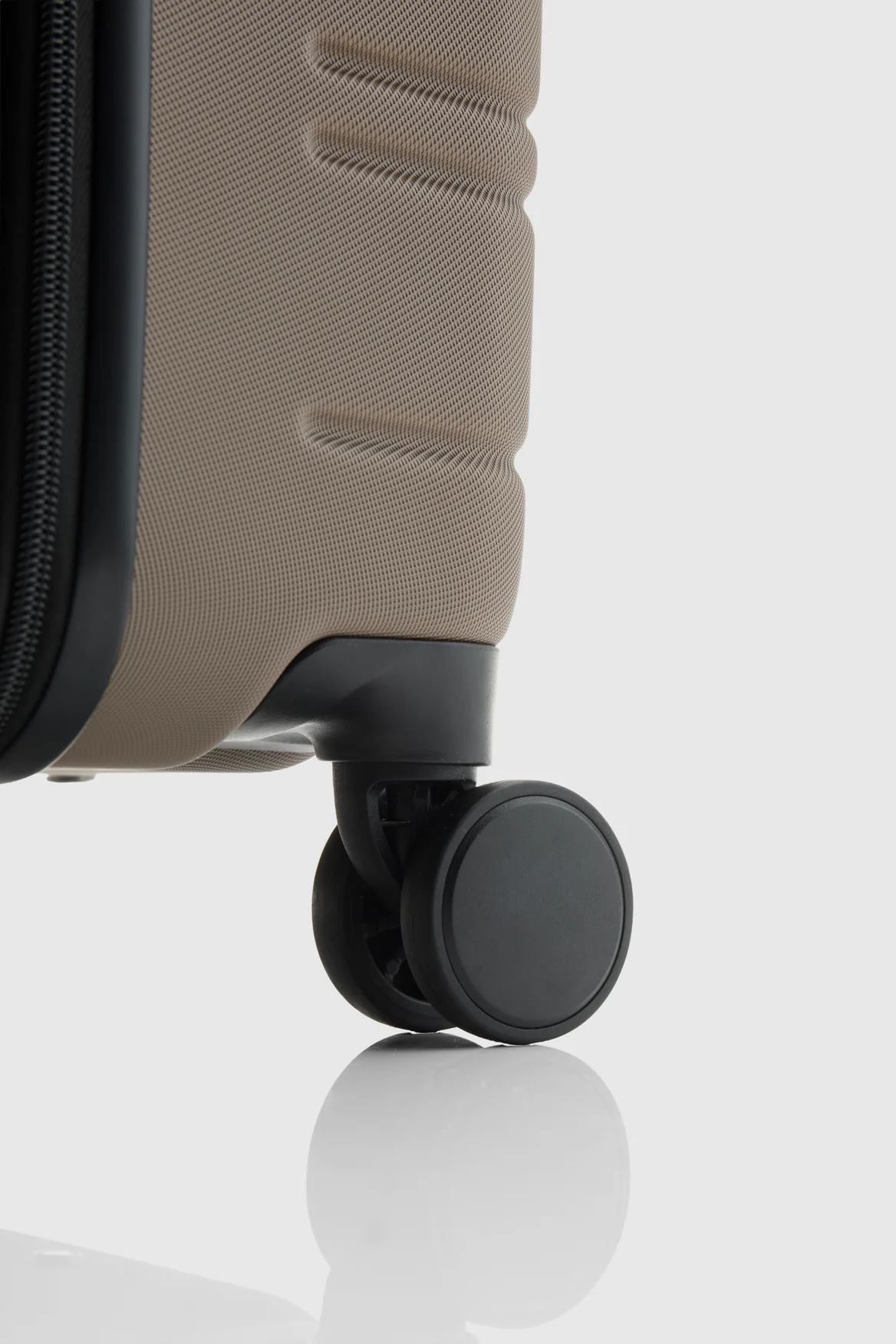 Stori Check-In 65cm Suitcase - Image 6